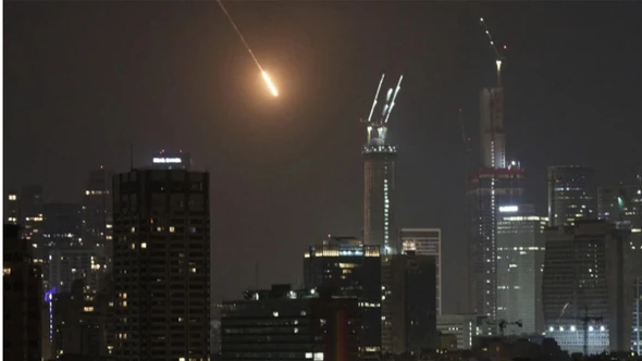 Iran tấn công dữ dội vào Israel và các nước vùng Vịnh