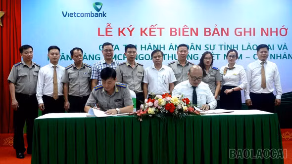 Vietcombank Yên Bái và Thi hành án dân sự tỉnh Lào Cai ký kết Biên bản ghi nhớ thúc đẩy hoạt động chuyên môn và chuyển đổi số
