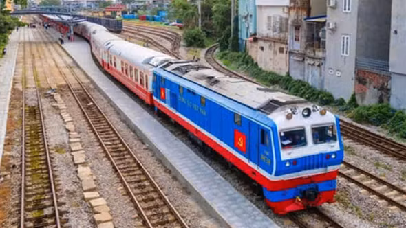 Đồng loạt giảm giá vé tàu khách và cước vận chuyển hàng hóa đến ngày 14/5