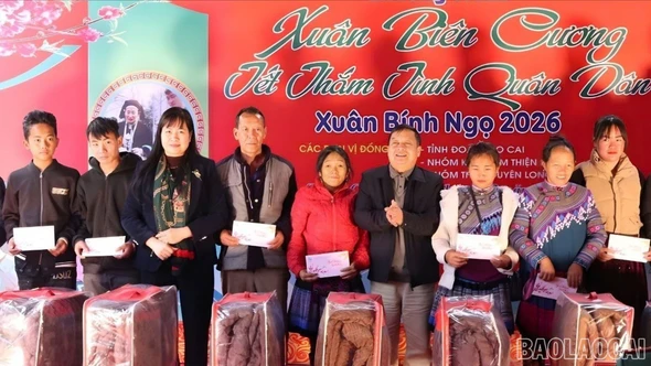 Tổ chức chương trình "Xuân biên cương - Tết thắm tình quân dân" tại xã Si Ma Cai