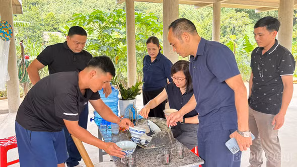 Phúc Khánh: Bàn giao hiện vật người dân phát hiện cho Bảo tàng Lào Cai