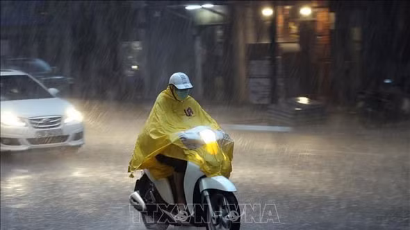 Lào Cai và các tỉnh miền Bắc tiếp diễn mưa dông, cảnh báo lốc, sét và mưa đá