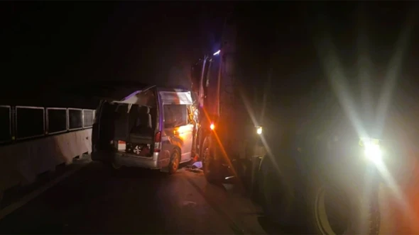 Tai nạn xe khách trên cao tốc, 4 người chết, 6 người bị thương