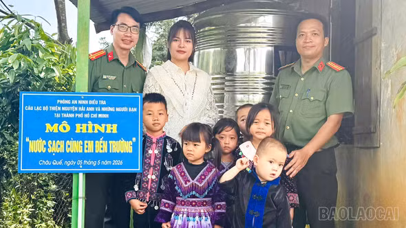 Phòng An ninh điều tra Công an tỉnh Lào Cai phối hợp các đơn vị tổ chức bàn giao mô hình “Nước sạch cùng em đến trường”