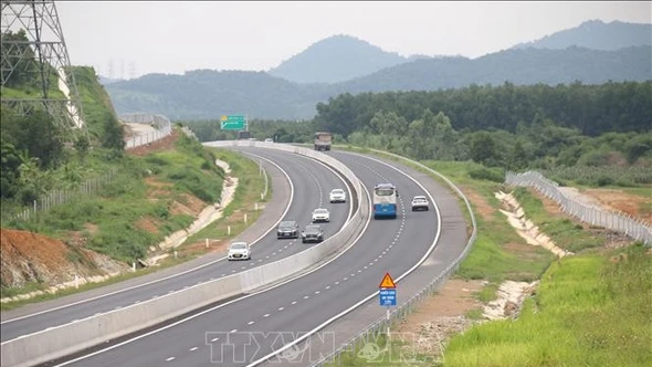 Tuân thủ quy định tham gia giao thông trên cao tốc khi lưu lượng phương tiện tăng cao dịp Tết