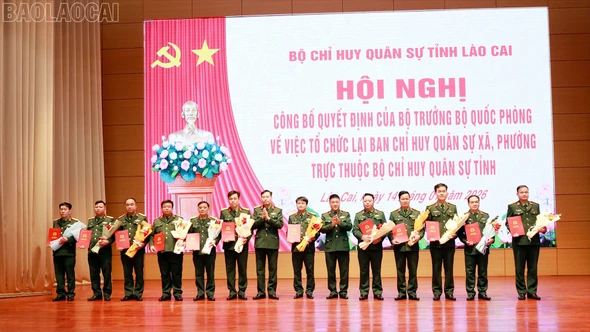 Bộ Chỉ huy Quân sự tỉnh công bố quyết định tổ chức lại Ban chỉ huy quân sự xã, phường