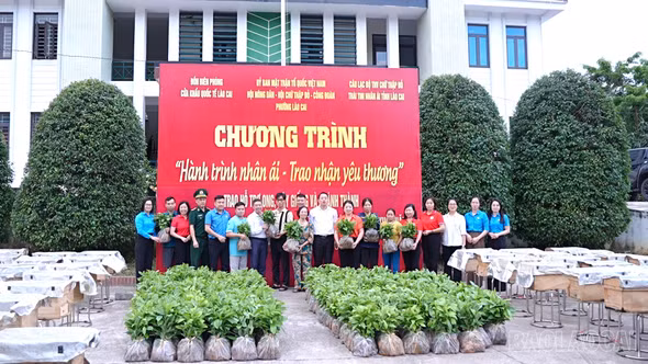 Phường Lào Cai tổ chức chương trình “Hành trình nhân ái – Trao nhận yêu thương” 