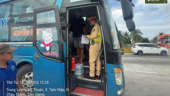 Cao điểm xử lý xe khách trên cao tốc: phát hiện hàng loạt vi phạm trong ngày đầu ra quân