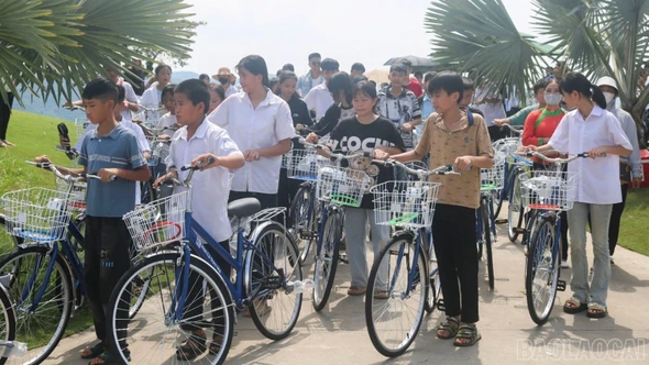 200 học sinh nghèo hiếu học xã Bát Xát được Câu lạc bộ G76 golf club trao tặng xe đạp