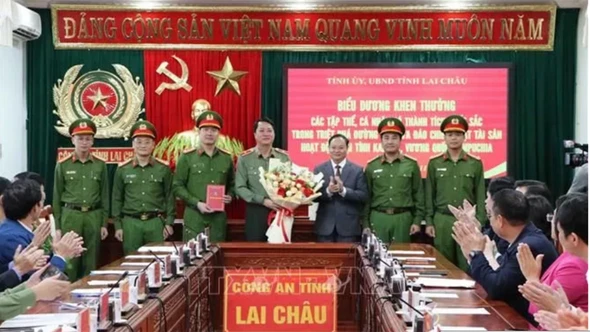 Khen thưởng lực lượng triệt phá đường dây lừa đảo 300 tỷ đồng của hơn 8.000 người