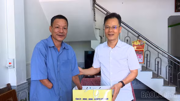 Phó Chủ tịch UBND tỉnh Nguyễn Thành Sinh thăm, tặng quà các gia đình chính sách tại xã Cảm Nhân