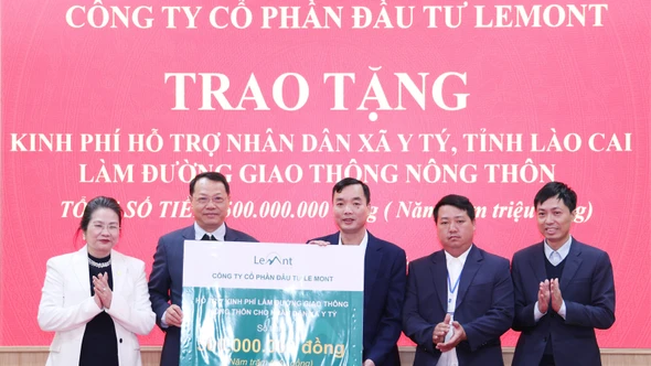 Công ty Cổ phần Đầu tư Lemont trao 500 triệu đồng hỗ trợ xã Y Tý làm đường giao thông