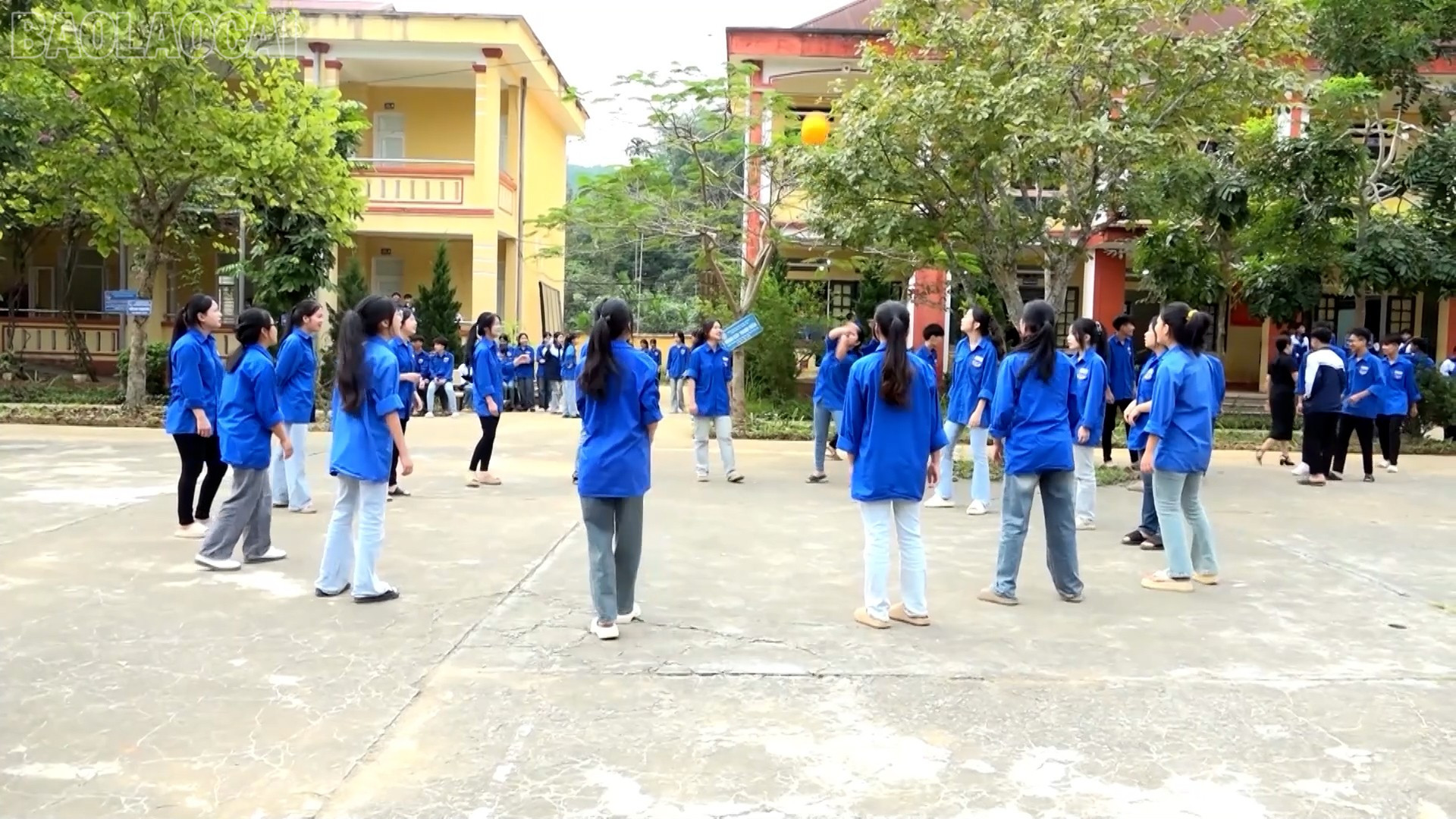 Học sinh Trường THPT Hưng Khánh chơi bóng chuyền hơi trong giờ ra chơi. baolaocai-tl_hien-1.jpg