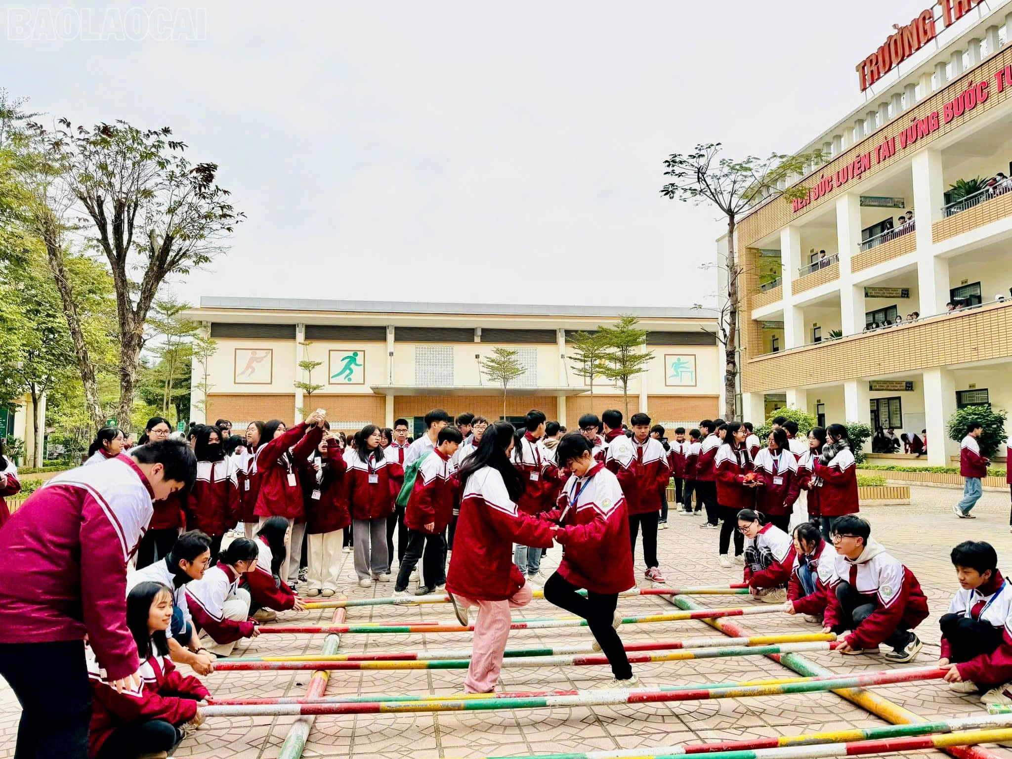 Học sinh Trường THPT Nguyễn Huệ nhảy sạp trong giờ ra chơi. baolaocai-tl_z7115212052870-e32d466e951a6dbd6abf5b21d51c08dd.jpg