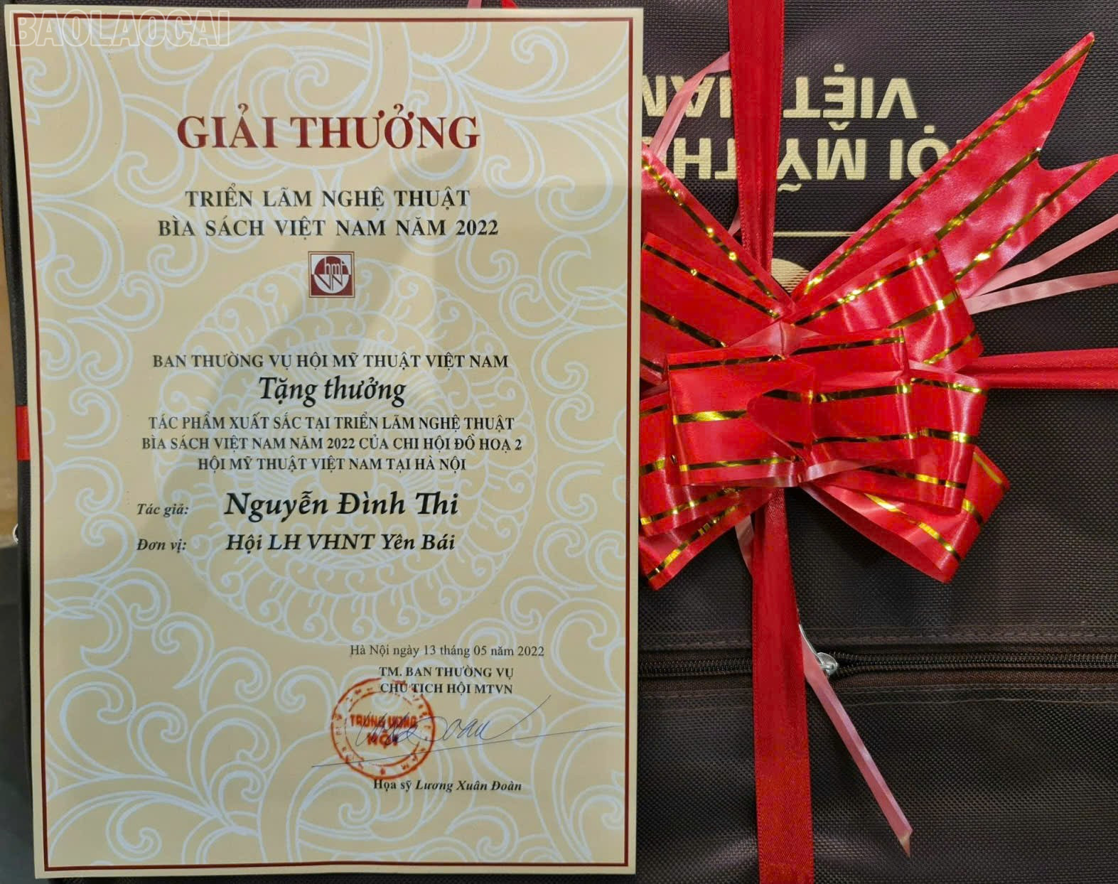 Họa sĩ Nguyễn Đình Thi đoạt giải thưởng Triển lãm nghệ thuật bìa sách Việt Nam năm 2022. baolaocai-tl_z7160372144738-739ab64b38c9ef7855acdd7d41d8f0f5.jpg