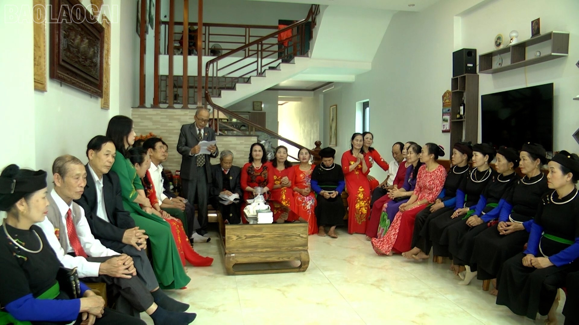 Întâlnire periodică a membrilor clubului. baolaocai-tl_sequence-0400-15-23-13still006.jpg