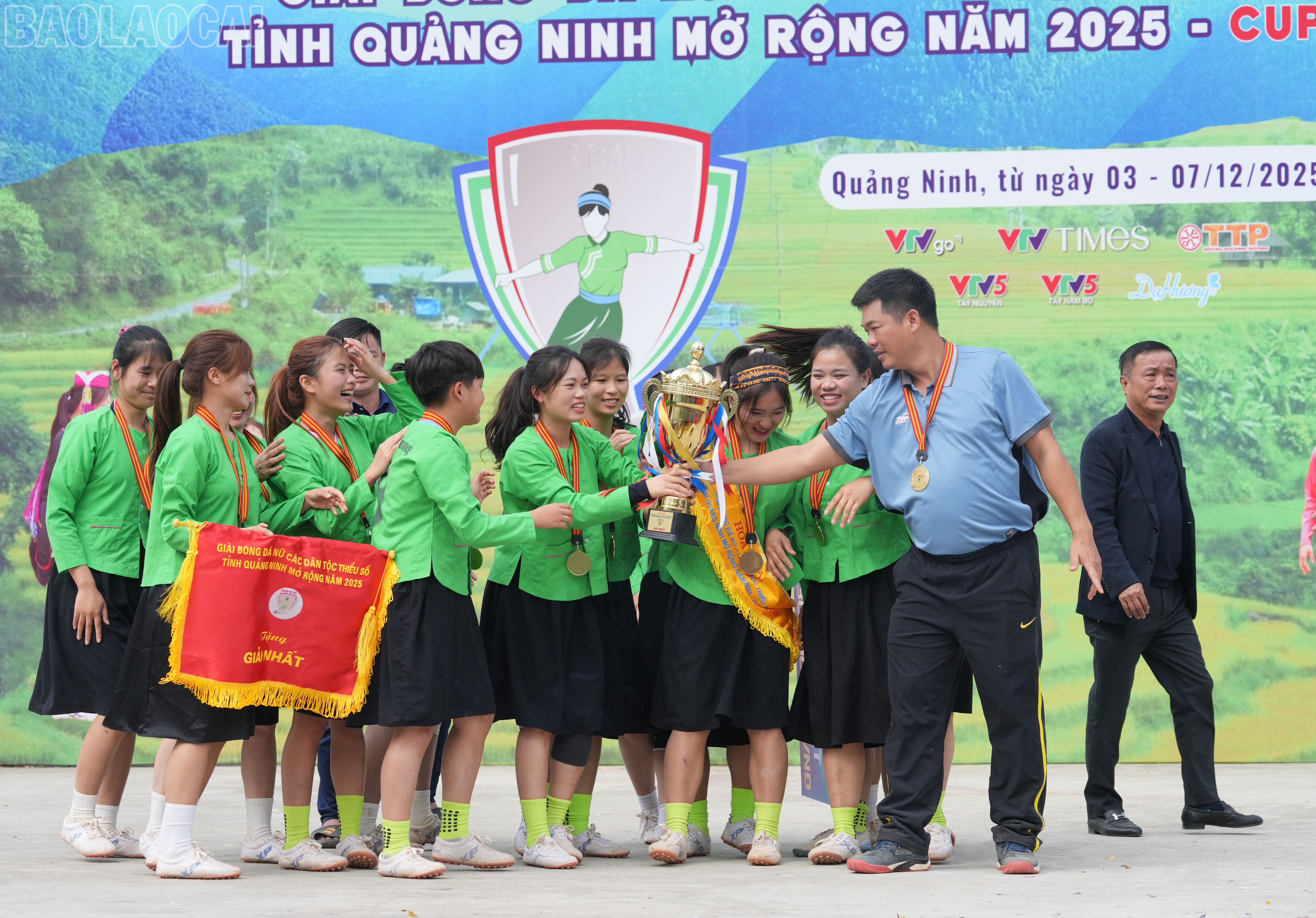 Tränare Nguyen Viet Ha (blå tröja) och spelare lyfter mästerskapspokalen. baolaocai-tl_qk-07115.jpg