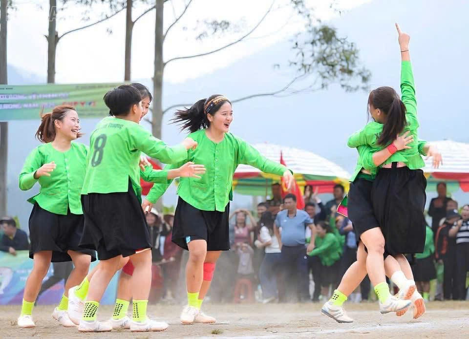 Lam Thuong-kvinnliga spelare i traditionella Tay-etniska dräkter. baolaocai-tl_z7301452369740-656d8731b44b75e79a3ed0ef6cb9650f.jpg