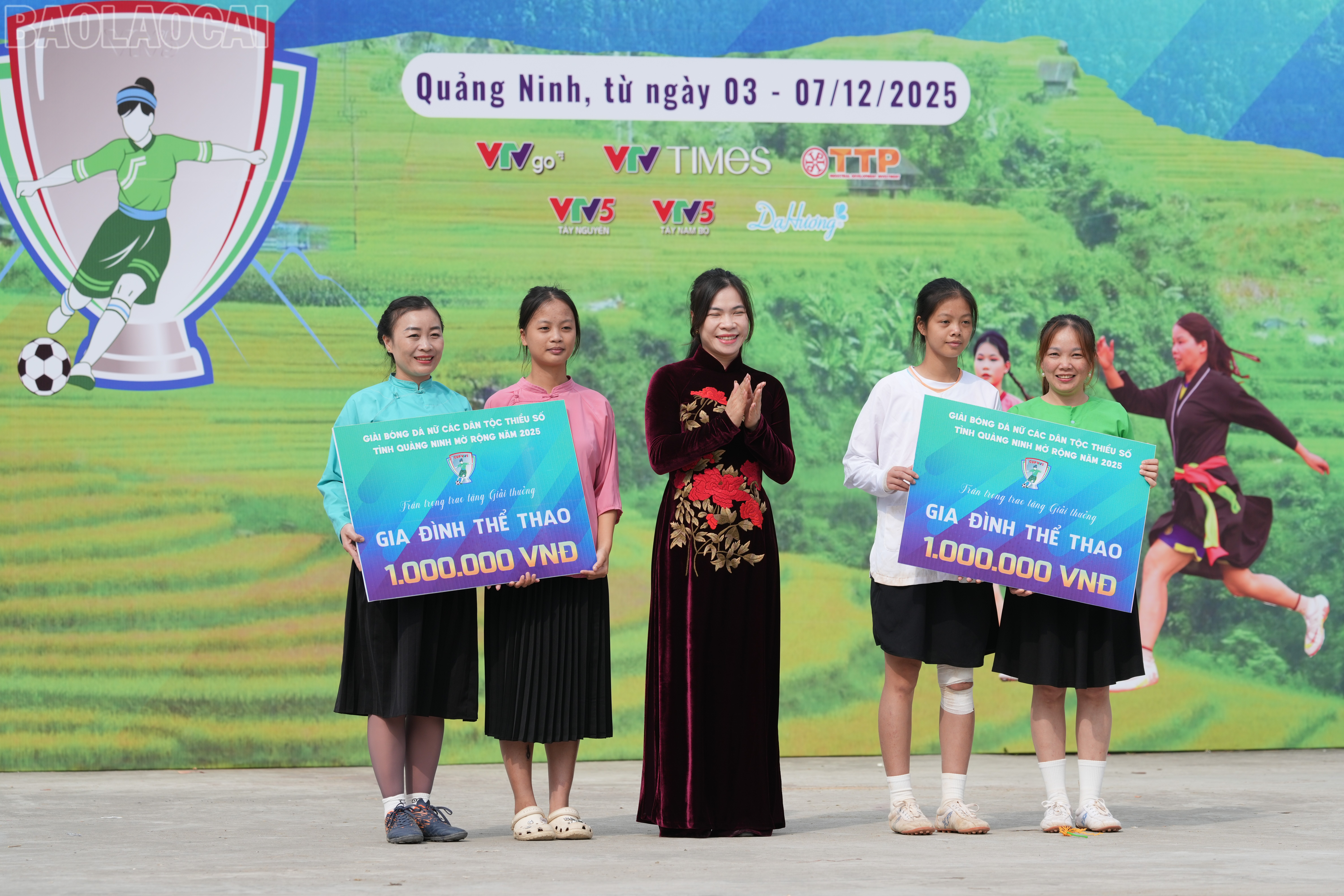 Mor och dotter, spelarna Nong Thi Yeu och Nong Thi Phuong (vita och blå tröjor), fick Sports Family-priset. baolaocai-tl_qk-07043.jpg