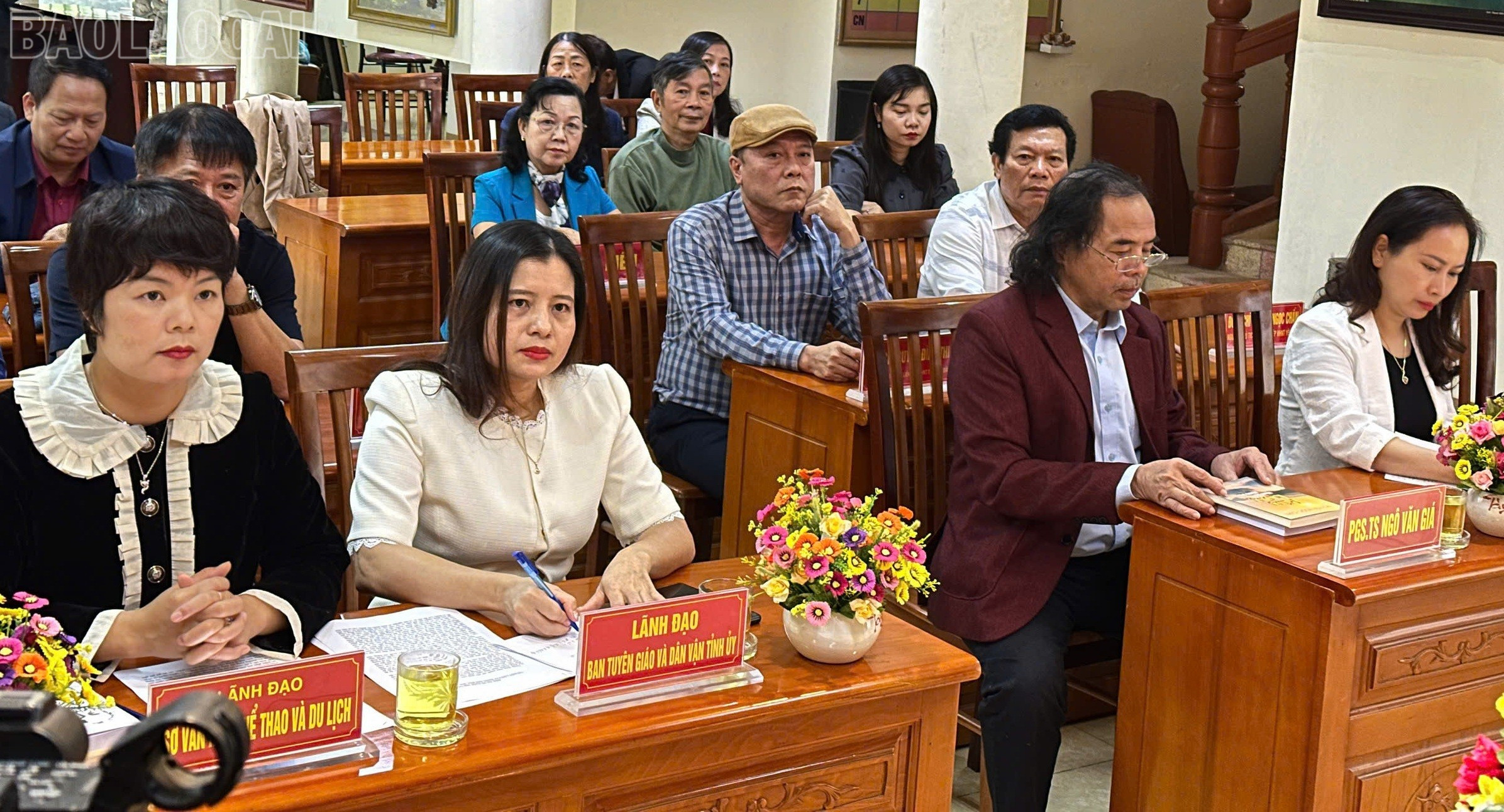 पुरस्कार समारोह में अतिथियों और लेखकों ने भाग लिया। baolaocai-tl_z7301624891193-cafaa9fb4e9b473aeac1d9d6e8b61d93.jpg