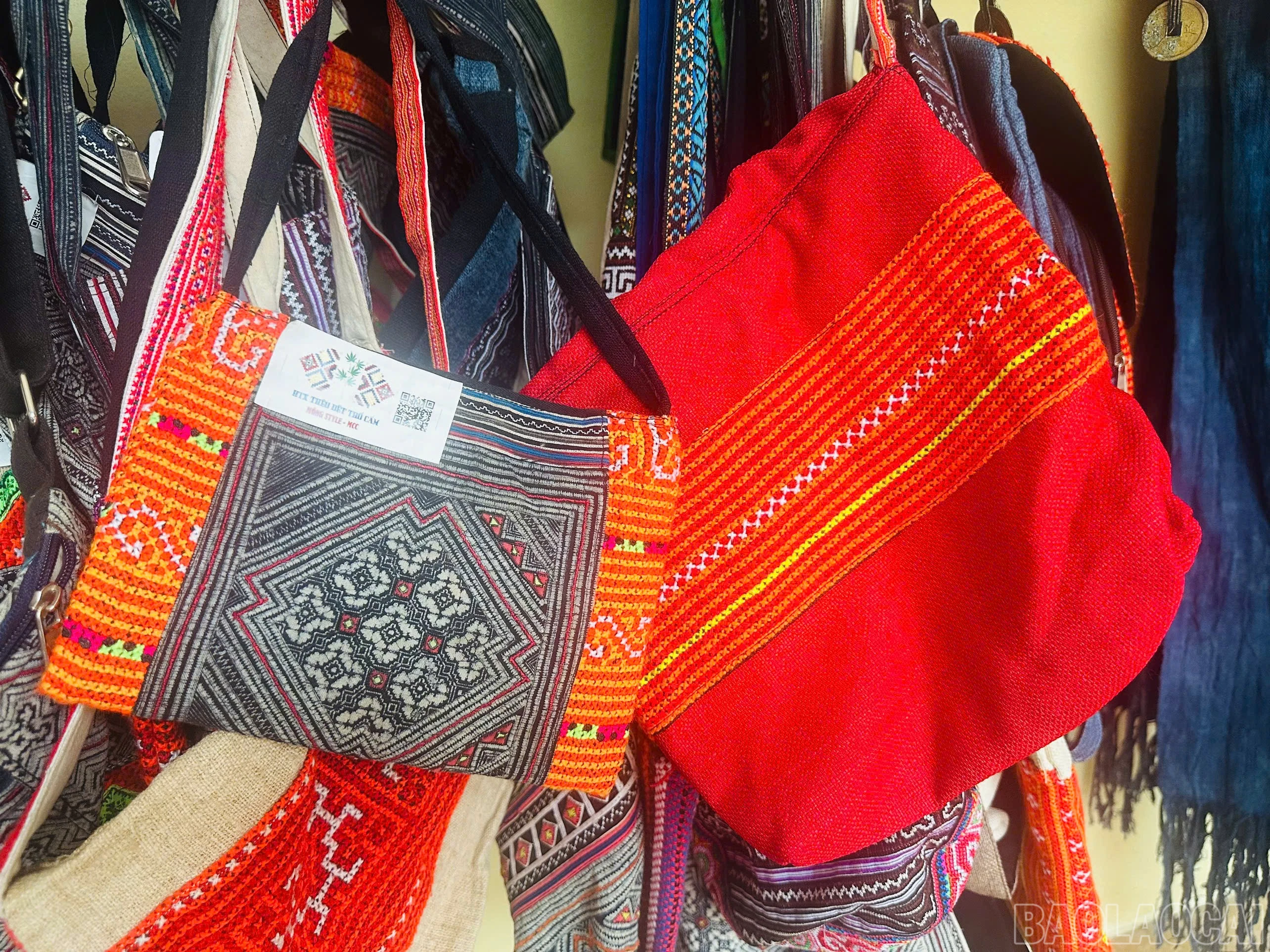 Túi xách là mặt hàng được khách du lịch ưa chuộng tại Mông Style.