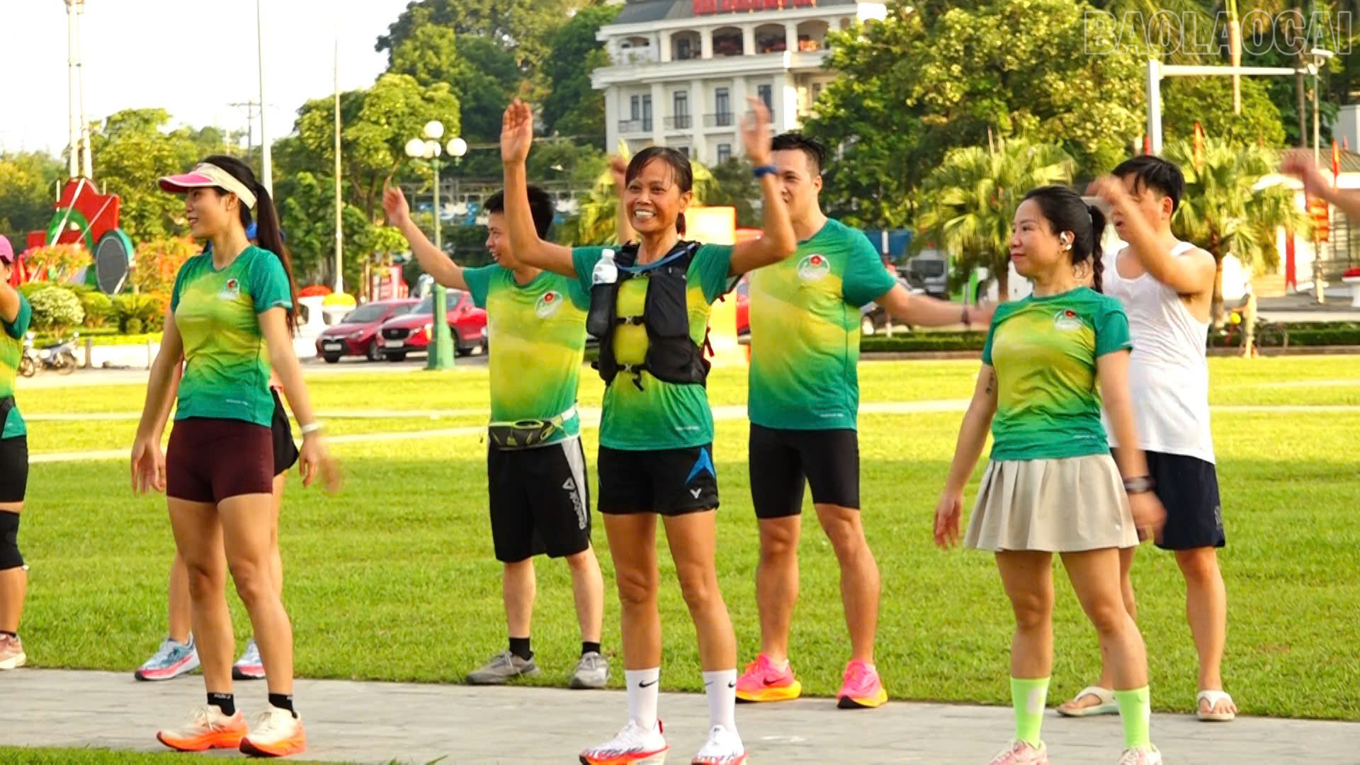 Frau Vu Thi Dung nimmt am Training mit Mitgliedern des Yen Bai Runner Club teil. baolaocai-tr_z7062815340189-1e2f82e86dd35bcf6ba884dd9f29bcf4.jpg