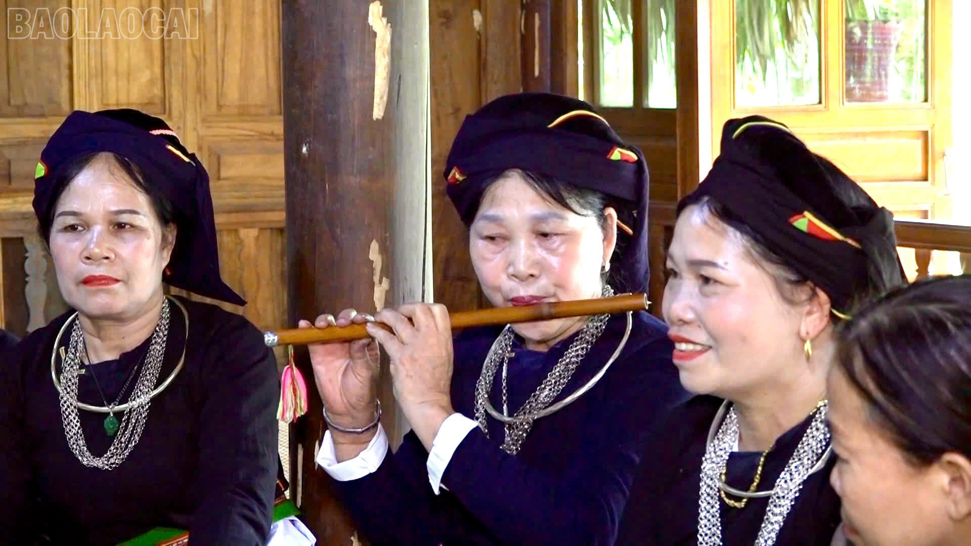 Nghệ nhân ưu tú Nông Thị Kiệm truyền dạy sử dụng nhạc cụ. baolaocai-tl_z7098691339913-4dfc5d0953274004dbb7126550710e97.jpg