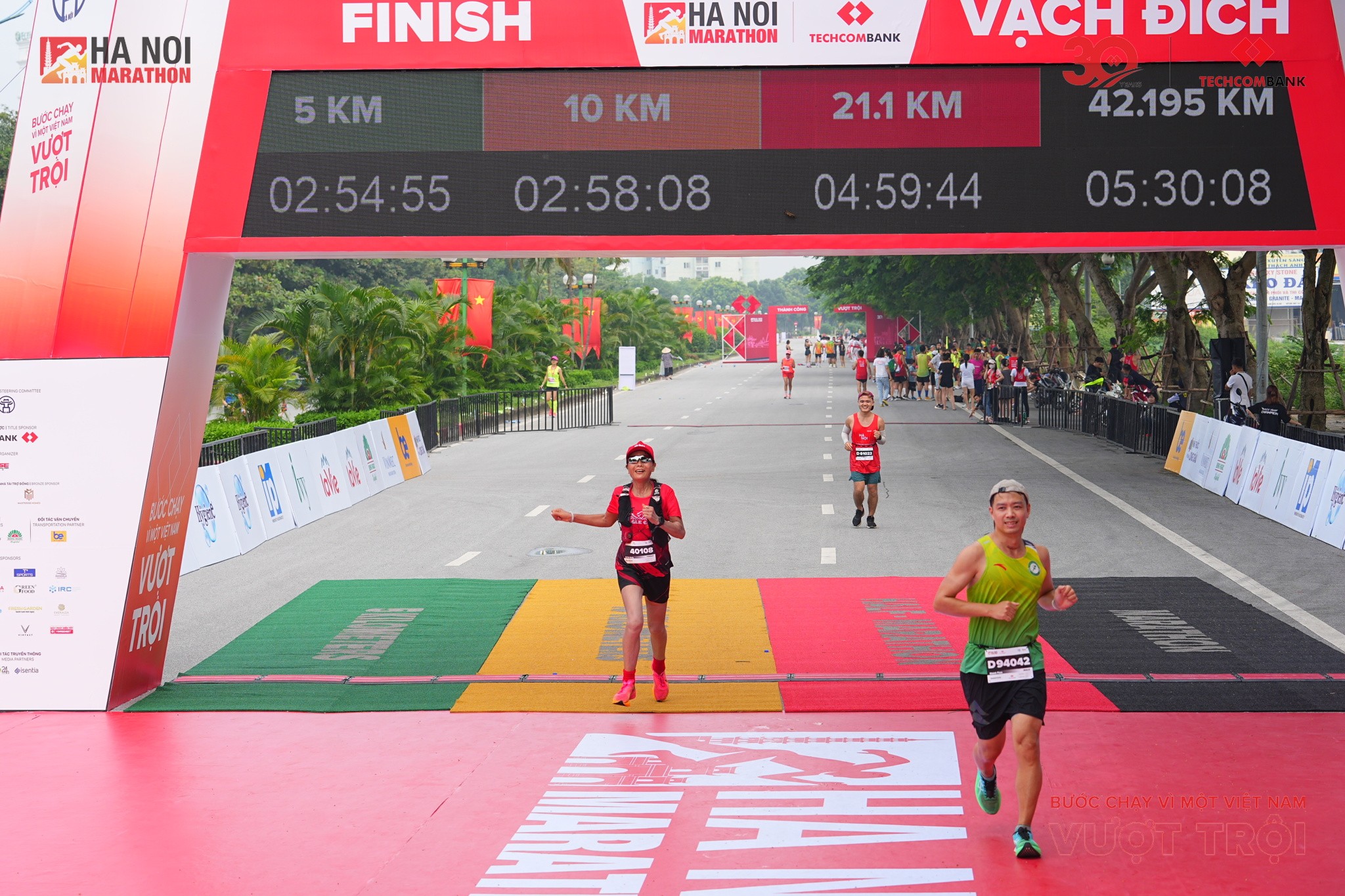 Frau Vu Thi Dung absolvierte den 42 km langen Marathon in 5 Stunden und 30 Minuten (Foto von der Figur bereitgestellt). 05n00077-fix.jpg