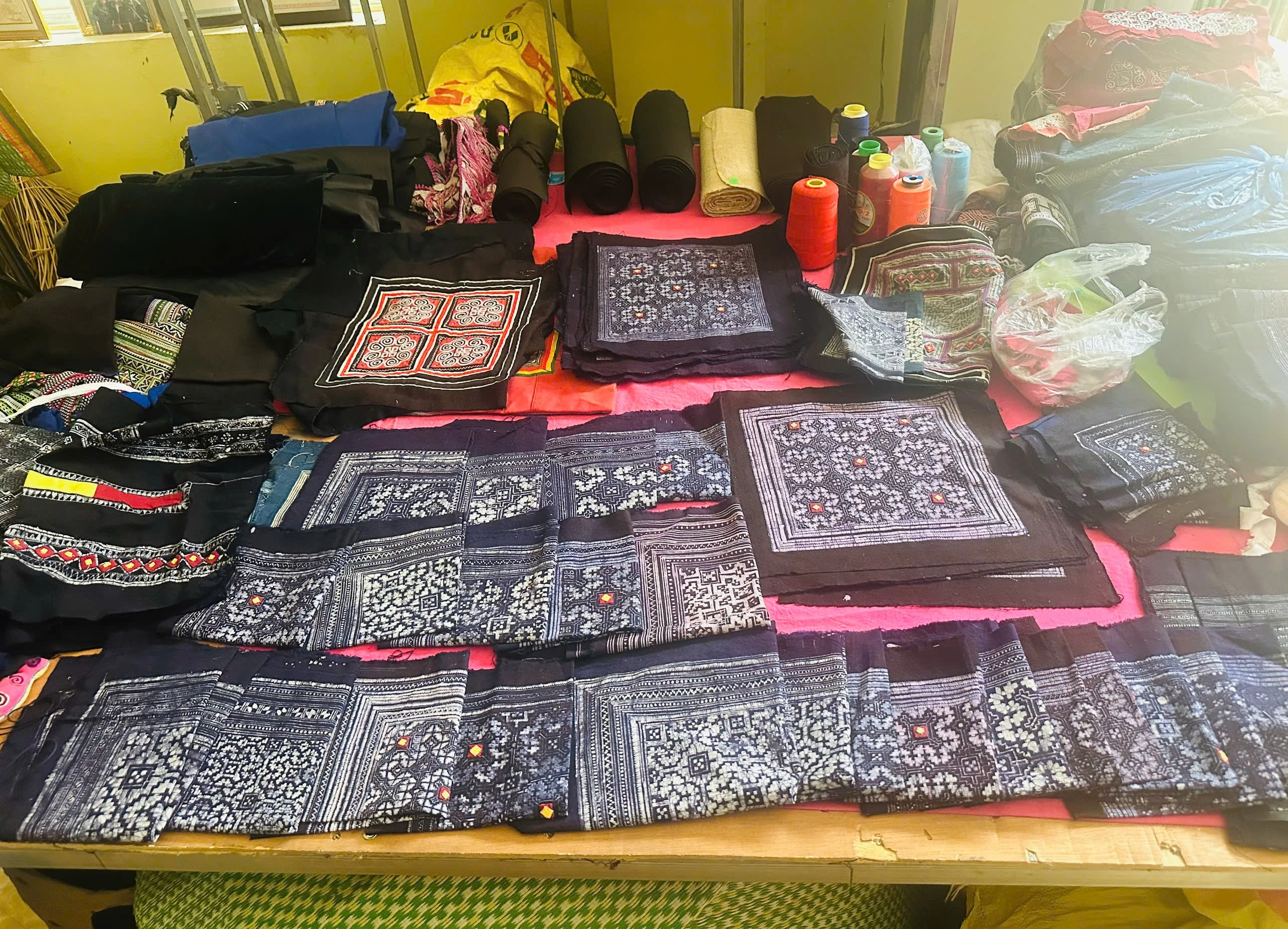 Sản phẩm thêu dệt thổ cẩm tại Mông Style thể hiện sự nhẫn nại, chăm chỉ và khéo léo của các thành viên.