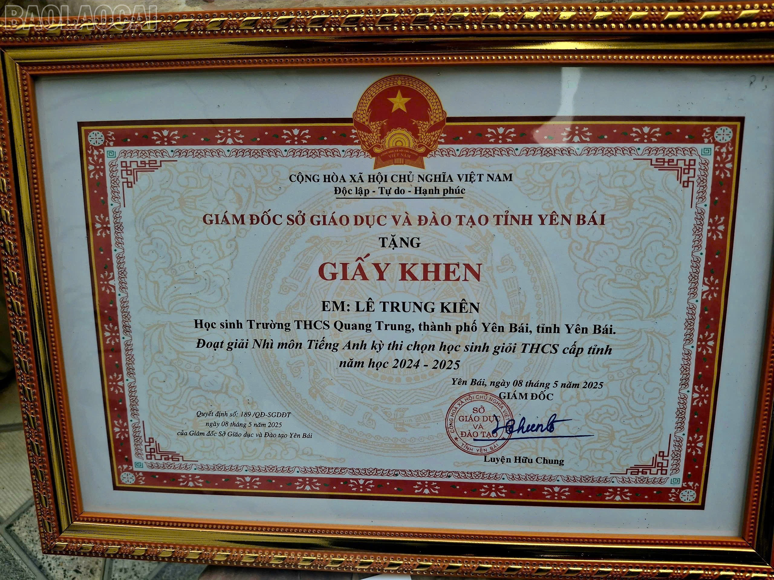 Le Trung Kien mottog ett förtjänstbrev från chefen för provinsens utbildningsdepartement. baolaocai-tl_z7156341867741-dffe2f8b293d094a975cd341dec15933.jpg