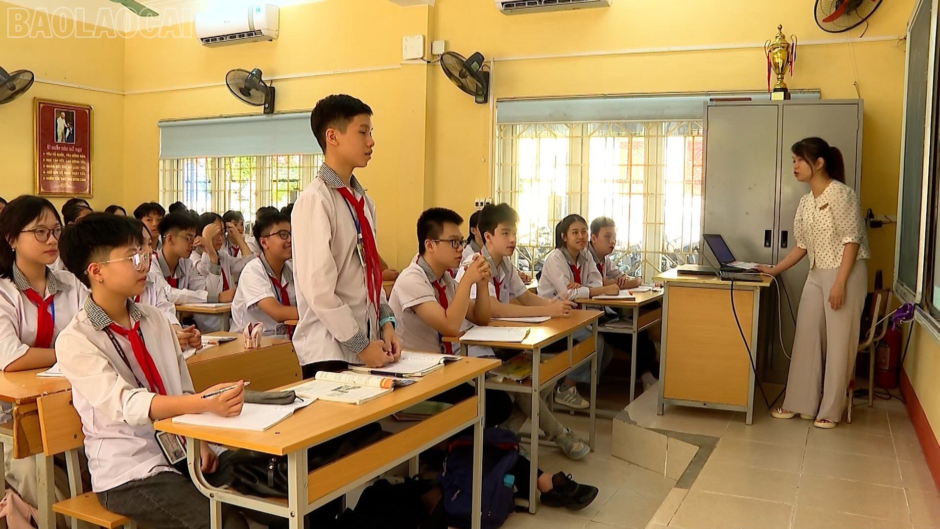 Le Trung Kien i engelskalektionen i klass 9E, Quang Trung gymnasium. baolaocai-tl_sequence-0400-04-45-20still004.jpg