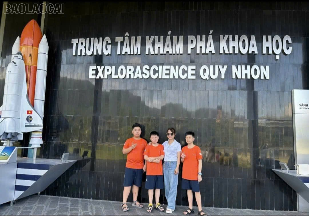 Le Trung Kien med första priset i den engelska debatttävlingen under sightseeingturen 2022 på Quy Nhon Science Discovery Center. baolaocai-tl_z7156341848983-64a16b4598090415e7140e884df02dd9.jpg