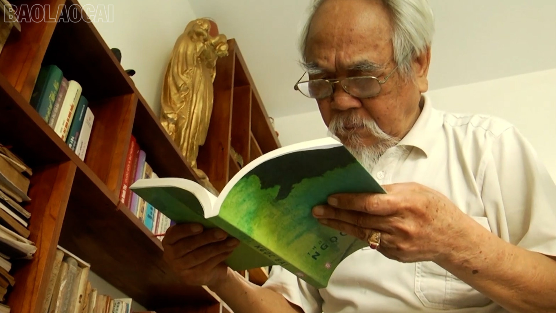 Nhà thơ - nhạc sĩ Ngọc Bái là người hiếm hoi thành công ở cả hai lĩnh vực thơ ca và âm nhạc. baolaocai-tl_van-nghe-ngay-6-4-2025-ngoc-bai-voi-nhung-dau-an-vhnt00-12-09-21still003.jpg