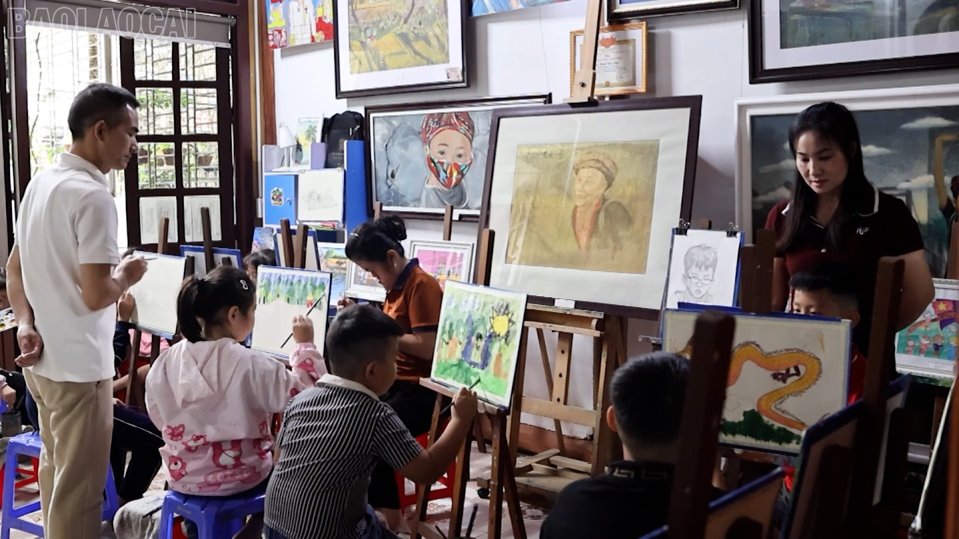 Преподаватели Нгуен Нгок Дуан (в белой рубашке) и Ха Тхи Нинь Тхуан (в коричневой рубашке) помогают ученикам практиковаться в рисовании. baolaocai-tl_sequence-0700-04-06-02still031.jpg