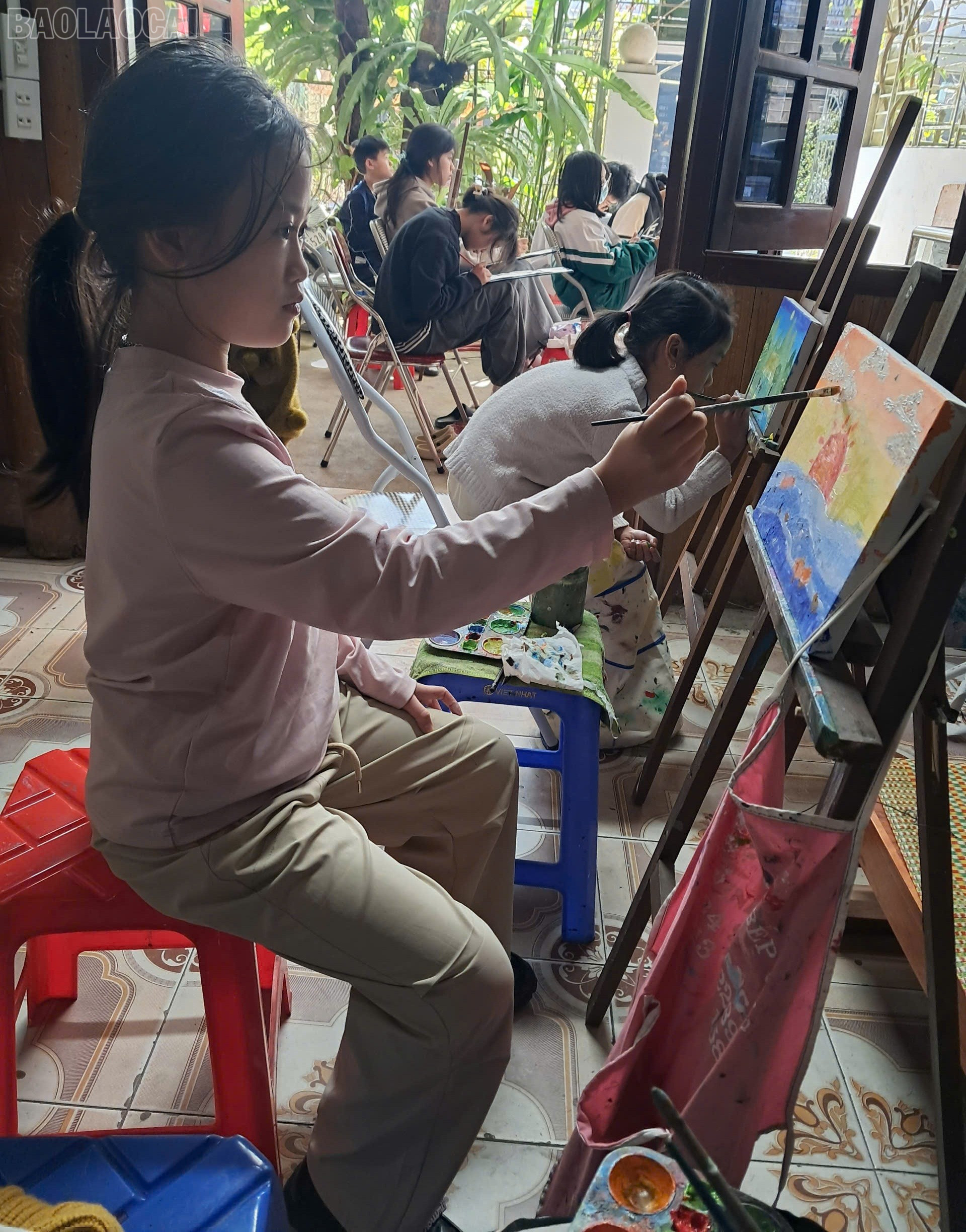 Ле Нха Уйен полностью поглощена уроком рисования. baolaocai-tl_z7481671932409-9fe398c512348a640247e15f56a47c2a.jpg