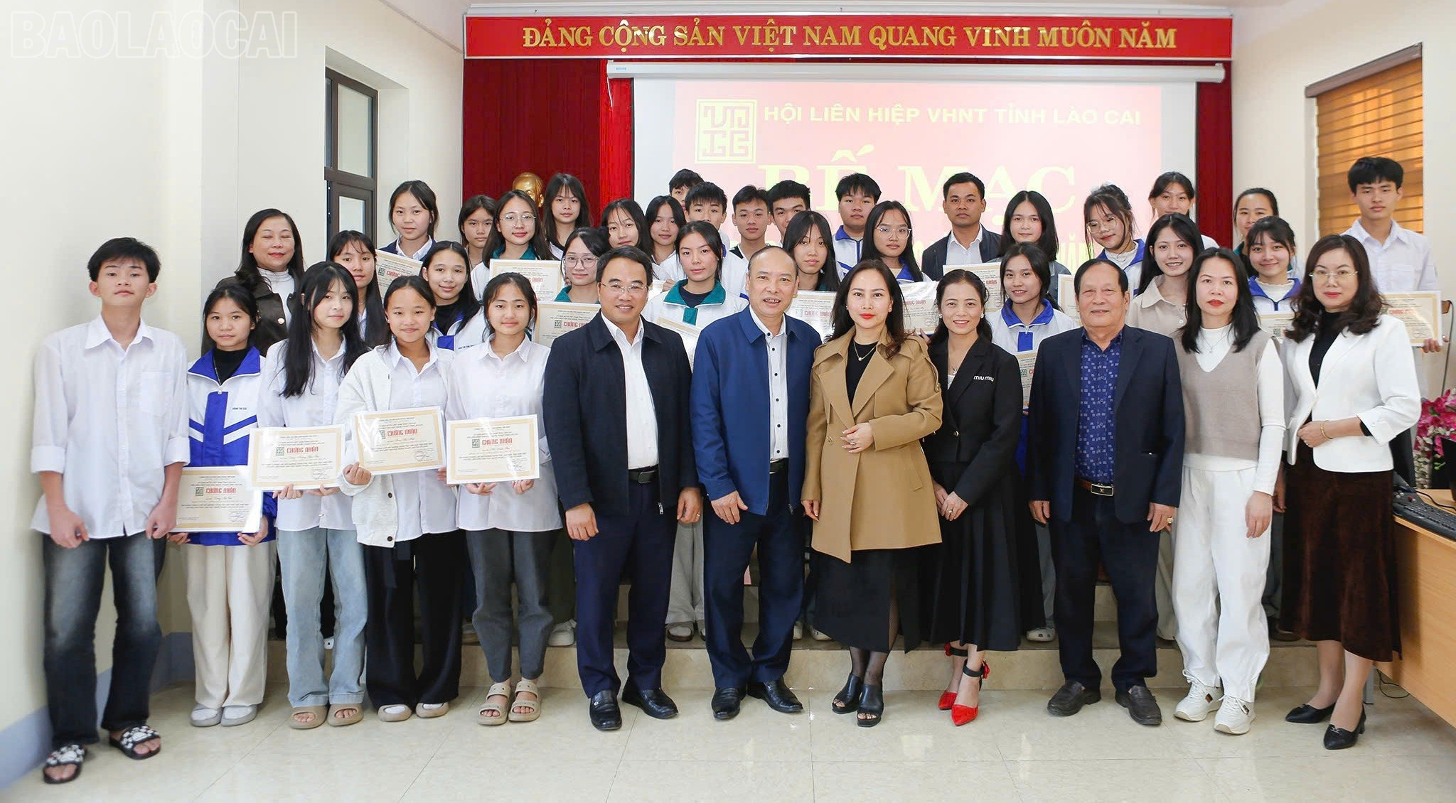 ผู้นำจากสหภาพสมาคมวรรณกรรมและศิลปะประจำจังหวัด โรงเรียนมัธยมประจำชนเผ่าเยนบ๋าย อาจารย์ และนักเรียนหลักสูตรฝึกอบรมนักเขียนรุ่นใหม่ ปี 2025 baolaocai-tl_z7321847350218-9e85c2b58e976505c11f9c879fa05a6c.jpg