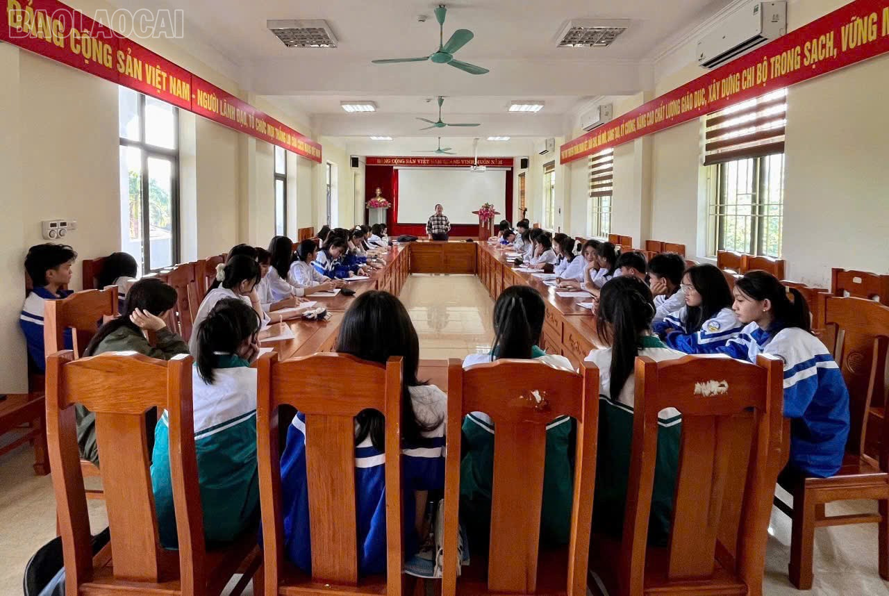 นักเรียนจากโรงเรียนประจำชาติพันธุ์เยนบ๋าย จังหวัดลาวกาย เข้าร่วมหลักสูตรฝึกอบรม baolaocai-tl_z7321847365692-90bc6ca4ca54173a37c5c2ab388be9ae.jpg