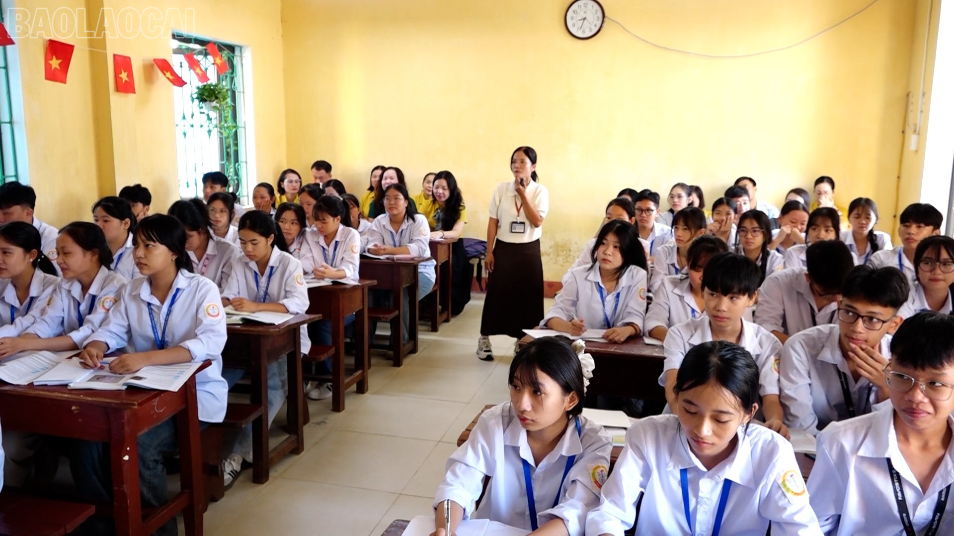 Cô giáo Bùi Thị Hiền Anh dạy môn Công nghệ nông nghiệp bằng tiếng Anh tại lớp 10A4. baolaocai-tl_lop-hoc-ta.jpg