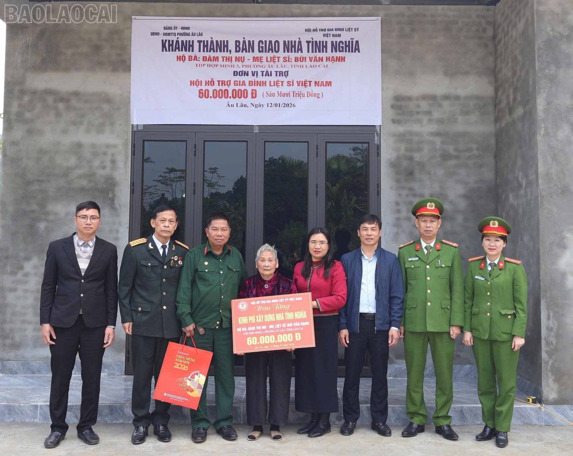 Đại diện Hội hỗ trợ gia đình liệt sĩ Việt Nam trao tặng số tiền 60.000.000 đồng cho gia đình bà Đàm Thị Nụ.