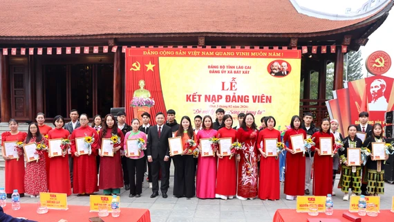 Đảng bộ xã Bát Xát kết nạp thêm 27 đảng viên