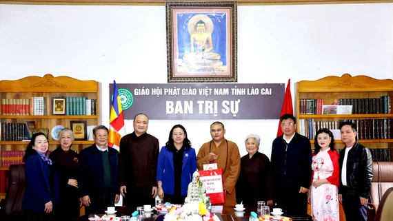 Phó Bí thư Tỉnh ủy Giàng Thị Dung chúc Tết tại chùa Tân Bảo