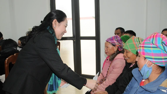 Thứ trưởng Bộ Dân tộc và Tôn giáo tặng quà Tết đồng bào dân tộc thiểu số xã Tân Hợp và Đông Cuông