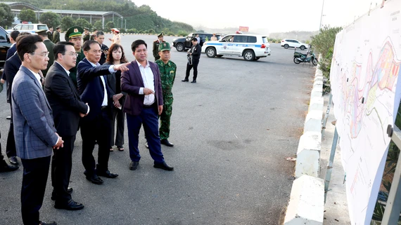 Phó Thủ tướng Bùi Thanh Sơn kiểm tra khu Cửa khẩu Kim Thành và công trình thi công cầu đường bộ vượt sông Hồng tại Bát Xát