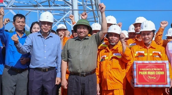 Thủ tướng: Dứt khoát hoàn thành đường dây 500 kV Lào Cai-Vĩnh Yên trong 6 tháng thay vì 2 năm