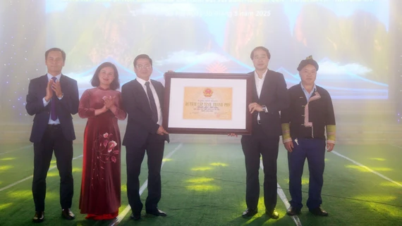 Lễ công bố và đón nhận Bằng xếp hạng Di tích danh thắng cấp tỉnh đối với đỉnh Ngũ Chỉ Sơn