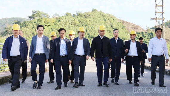 Bí thư Tỉnh ủy Trịnh Việt Hùng kiểm tra, khảo sát tổng thể vùng hồ Thác Bà