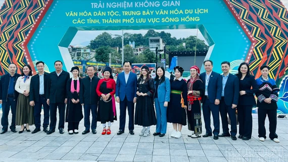 Bí thư Tỉnh ủy Trịnh Việt Hùng tham quan các khu trưng bày tại Festival sông Hồng 2025