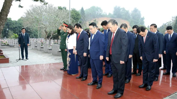 Đoàn đại biểu tỉnh Lào Cai dâng hương tưởng niệm Chủ tịch Hồ Chí Minh và viếng Nghĩa trang Liệt sĩ trung tâm tỉnh
