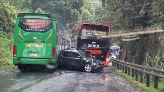 Sa Pa: Va chạm liên hoàn giữa 4 xe ô tô khiến 1 người bị thương 