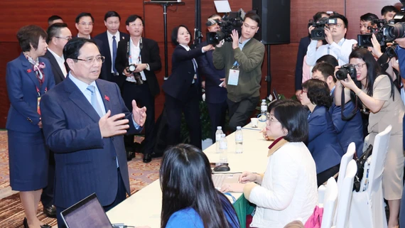 Thủ tướng Phạm Minh Chính thăm, động viên cán bộ, phóng viên, biên tập viên tác nghiệp tại Trung tâm báo chí phục vụ Đại hội XIV của Đảng